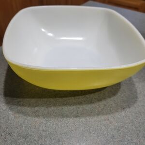 Pyrex YELLOW Serving Bowl. 2.5 Qt.